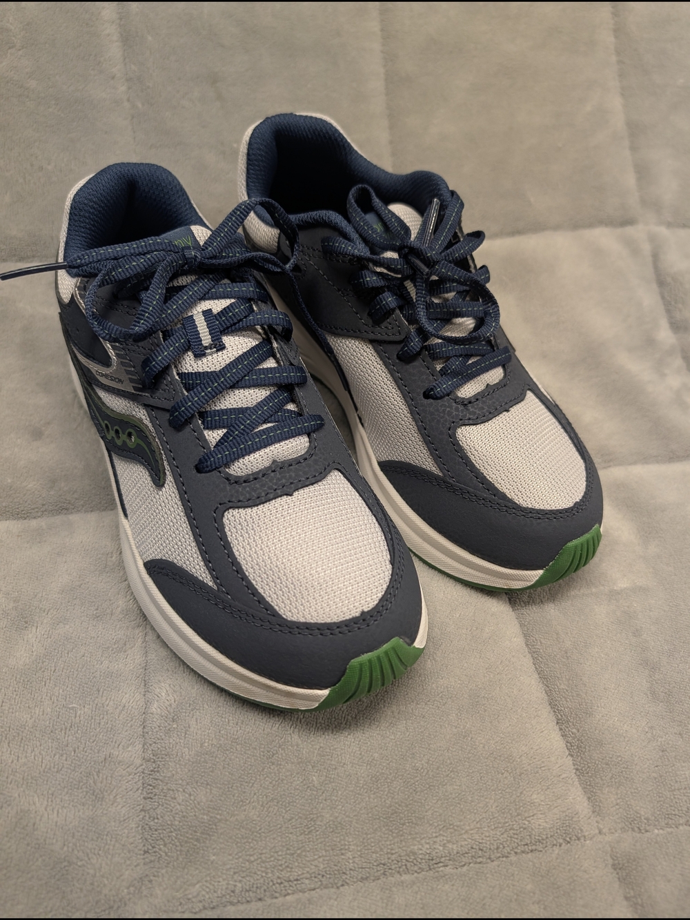 New In box- Saucony kids Shoes Size 3w